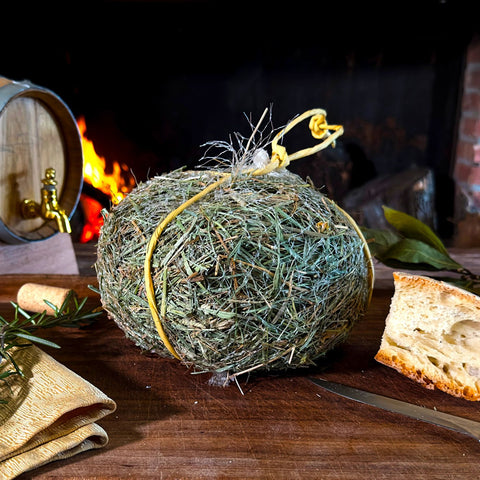 Formaggio ovicaprino affinato al fieno